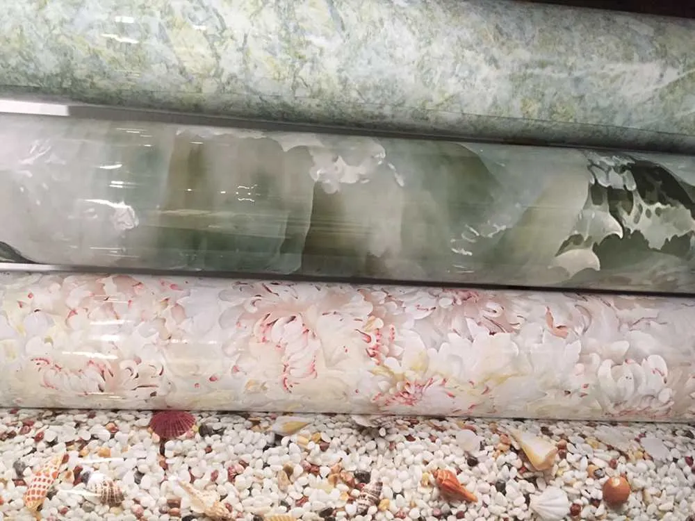 Zócalo de película decorativa con patrón de mármol de PVC y otra película de cobertura